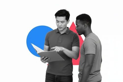 Zwei junge Männer besprechen gemeinsam Unterlagen zum Ausbildungsstart